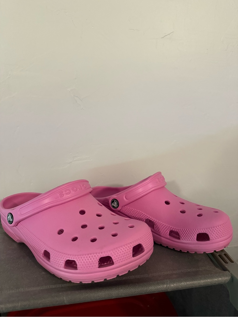 CROCS Classic Clog in Bright Pink